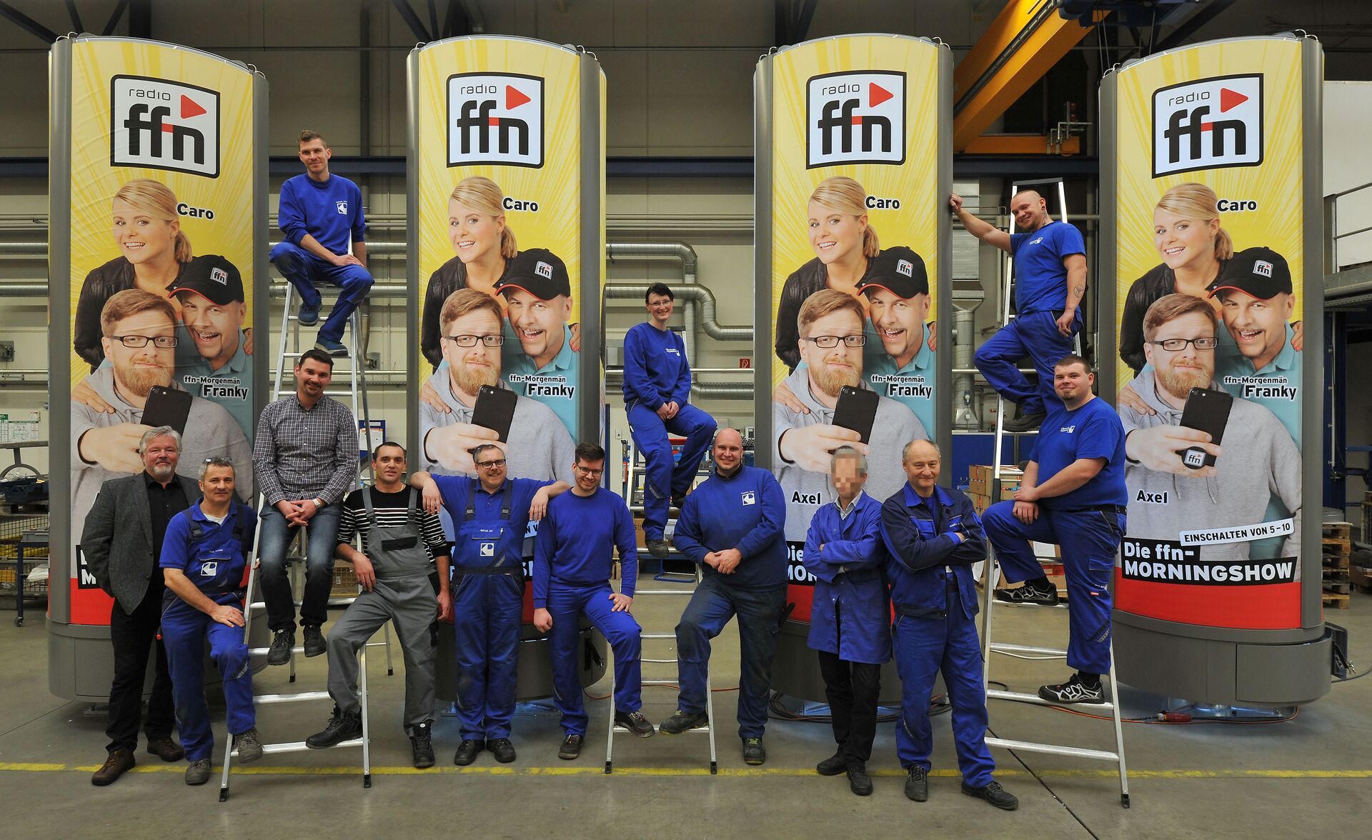 Hersteller für beleuchtete Litfasssäulen - Montage-Team bei Käppler & Pausch