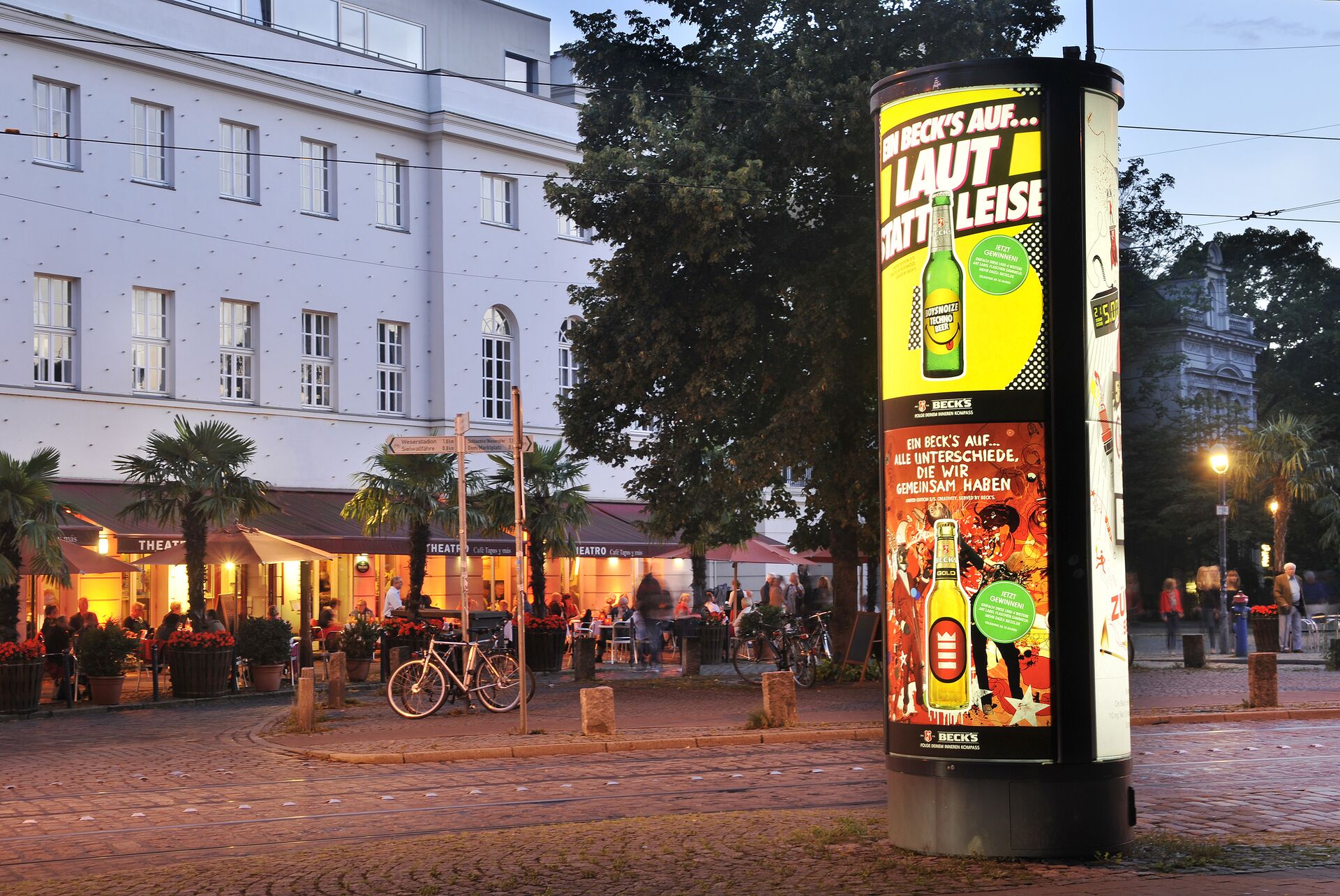 Beleuchtete Litfasssäule in Bremen
